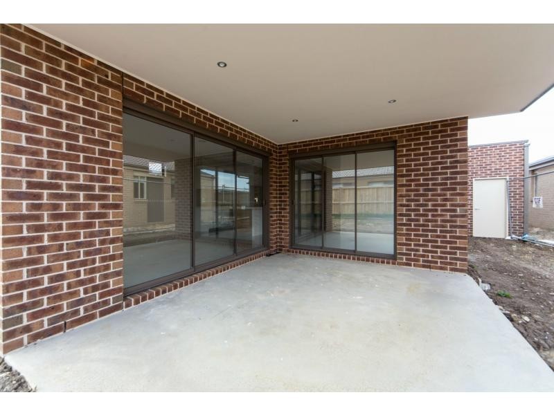 52 Linden Tree Way, Cranbourne North VIC 3977