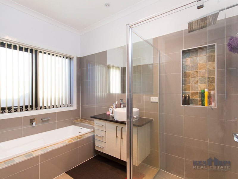 4 Rock Daisy Drive, Cranbourne West VIC 3977