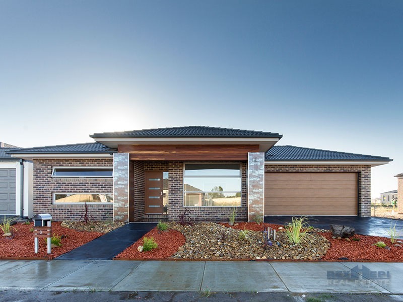 8 Herring Avenue, Cranbourne North VIC 3977