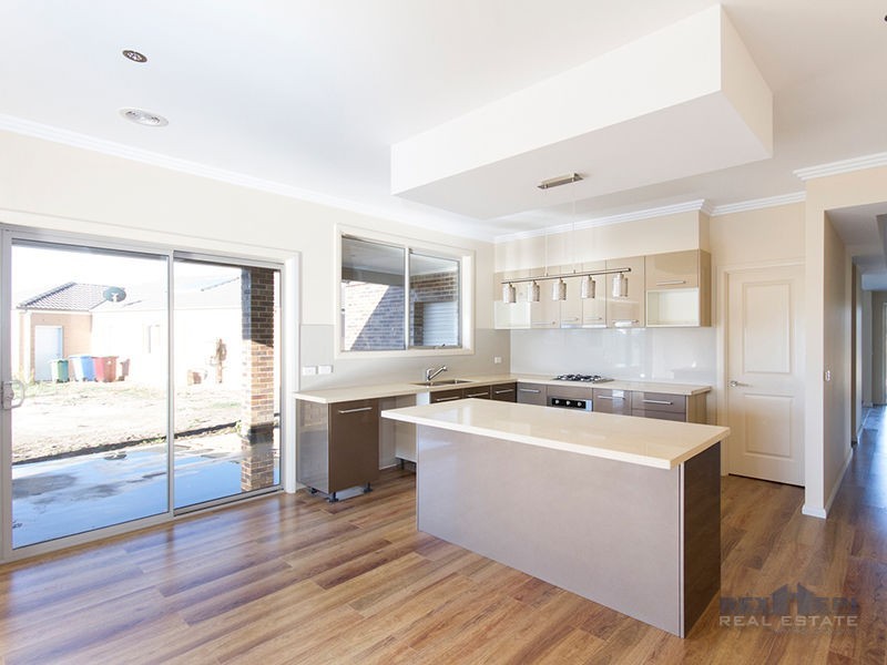 8 Herring Avenue, Cranbourne North VIC 3977