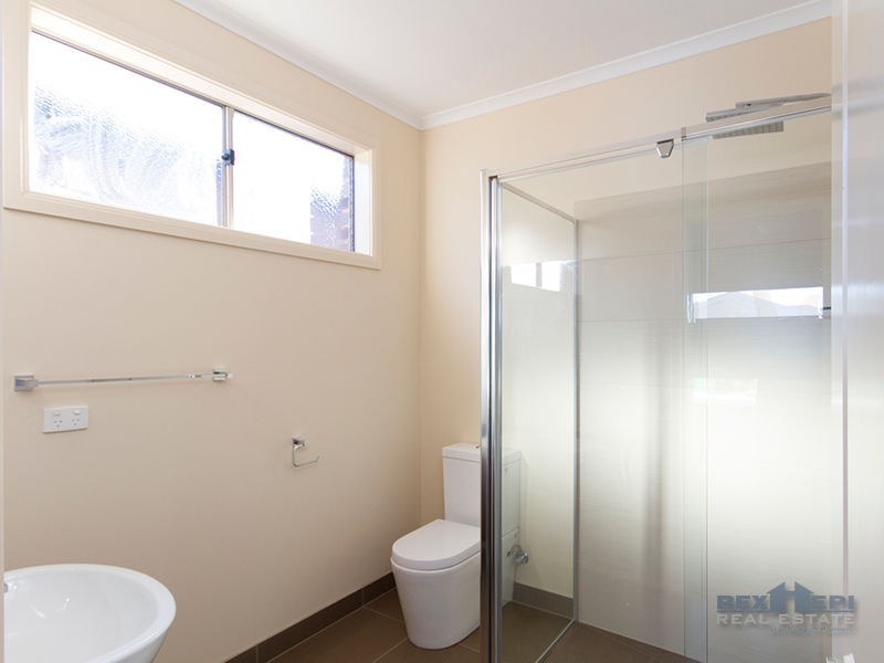 8 Herring Avenue, Cranbourne North VIC 3977