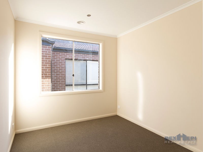 8 Herring Avenue, Cranbourne North VIC 3977