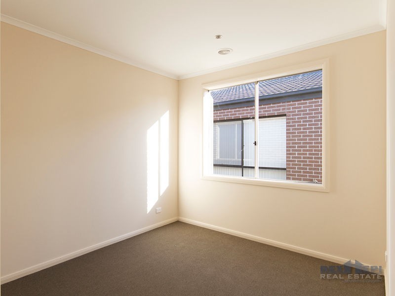 8 Herring Avenue, Cranbourne North VIC 3977
