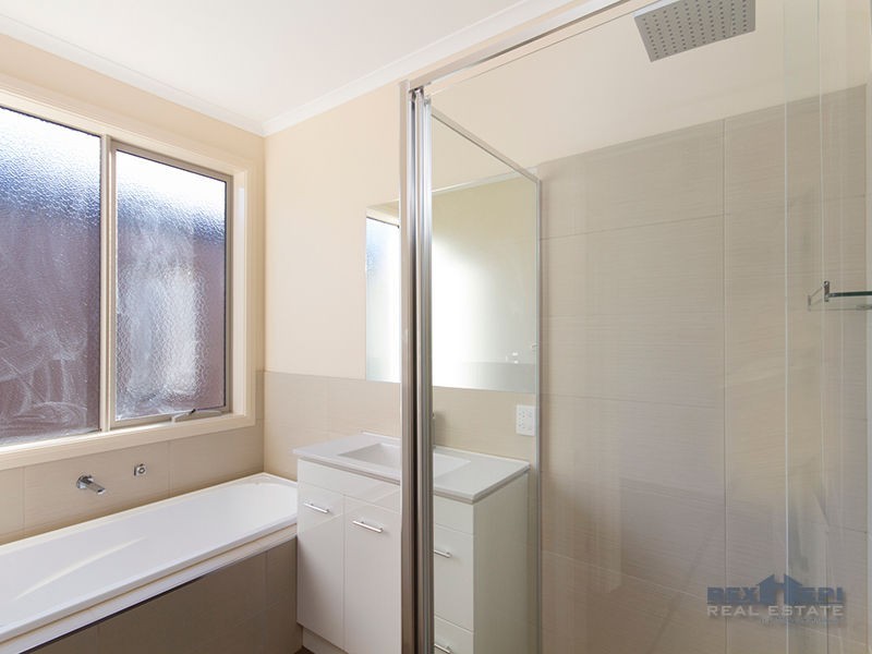 8 Herring Avenue, Cranbourne North VIC 3977