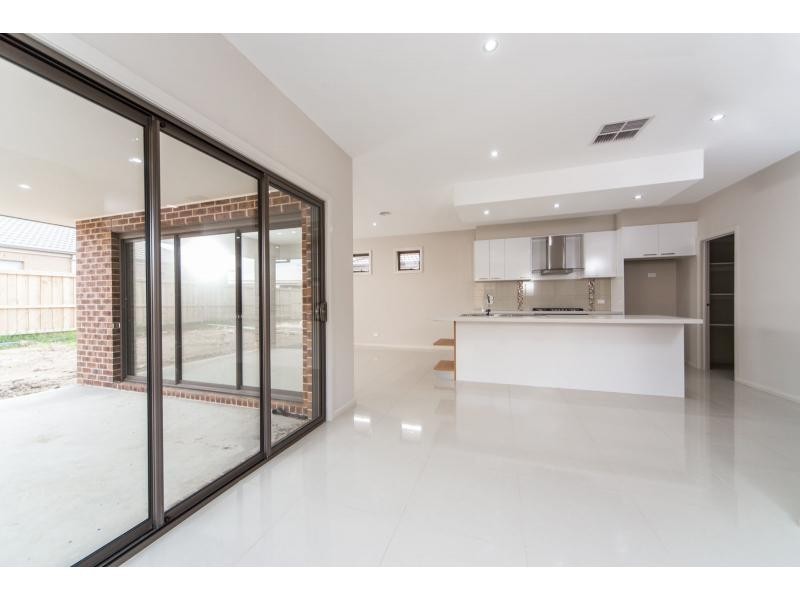 52 Linden Tree Way, Cranbourne North VIC 3977