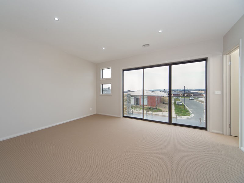 52 Linden Tree Way, Cranbourne North VIC 3977