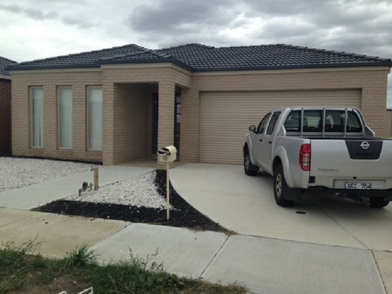 18 Kirwan Drive, Cranbourne East VIC 3977