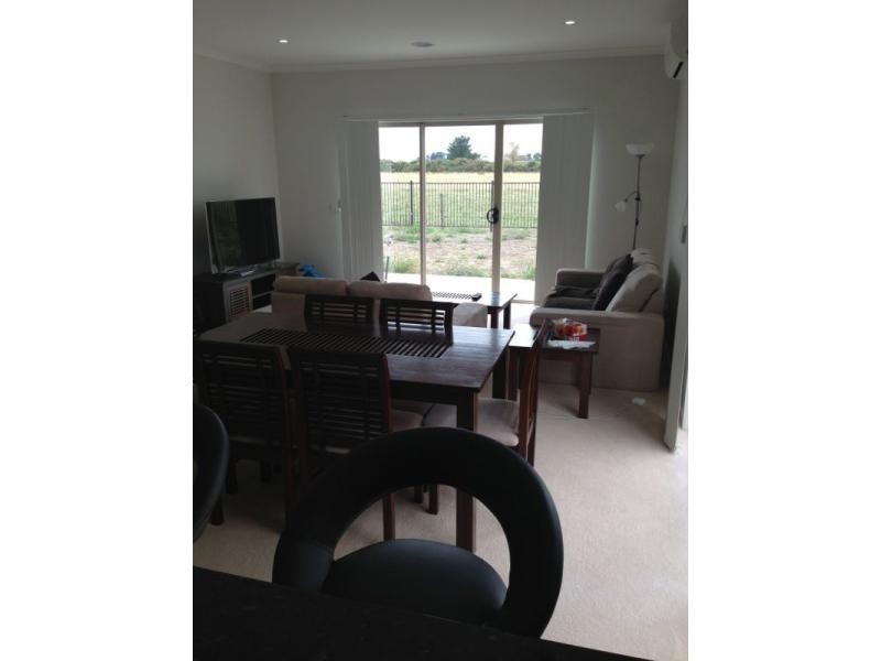 18 Kirwan Drive, Cranbourne East VIC 3977