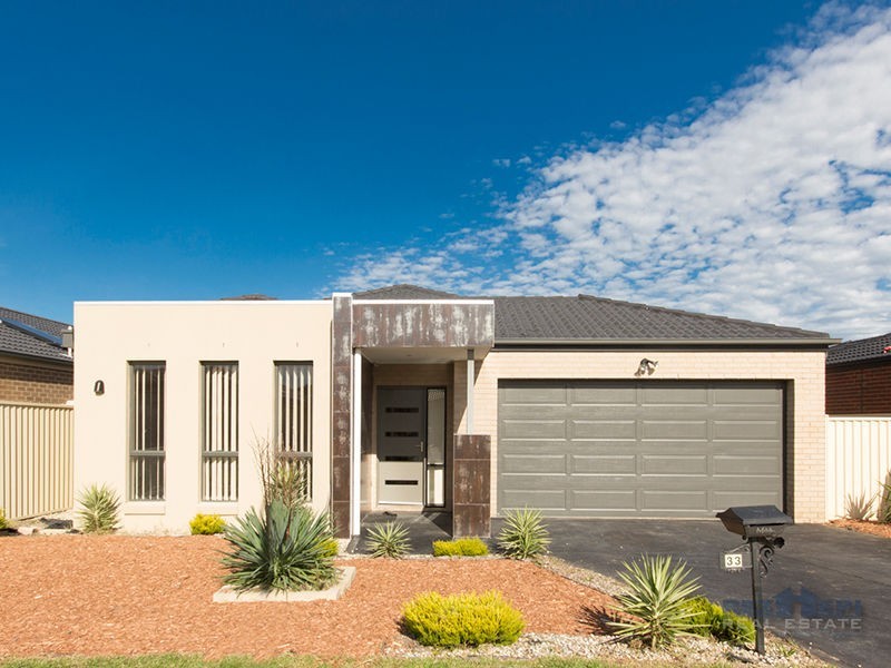 33 Salvia Avenue, Pakenham VIC 3810
