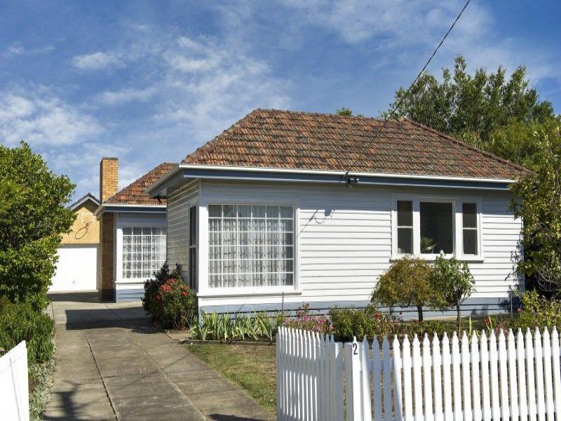 2 Dixon Grove, Blackburn VIC 3130