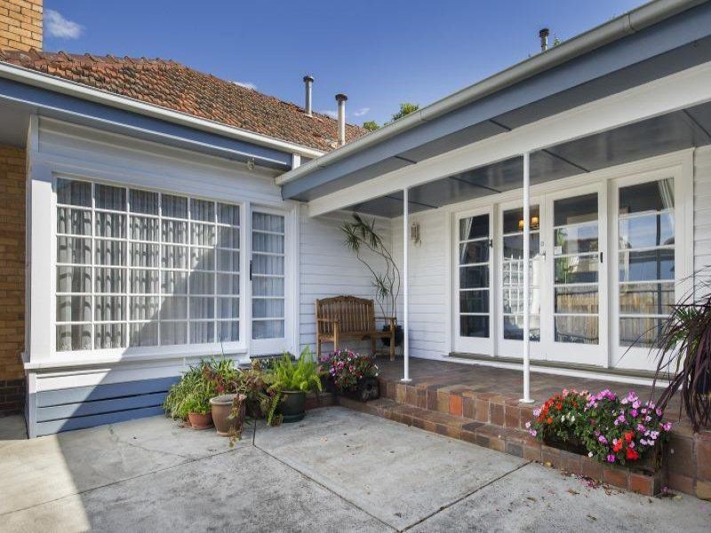 2 Dixon Grove, Blackburn VIC 3130