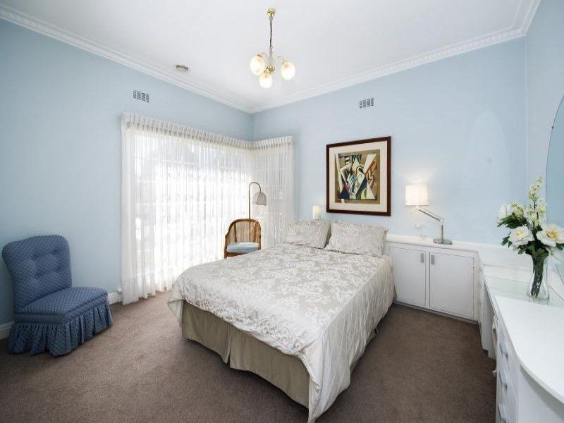2 Dixon Grove, Blackburn VIC 3130
