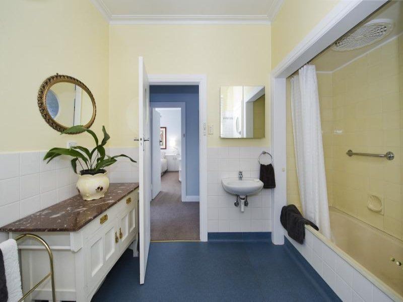 2 Dixon Grove, Blackburn VIC 3130