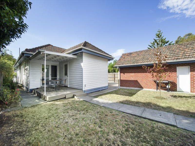 2 Dixon Grove, Blackburn VIC 3130