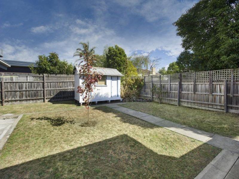 2 Dixon Grove, Blackburn VIC 3130