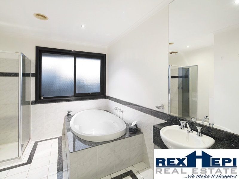 8 Dylan Court, Berwick VIC 3806