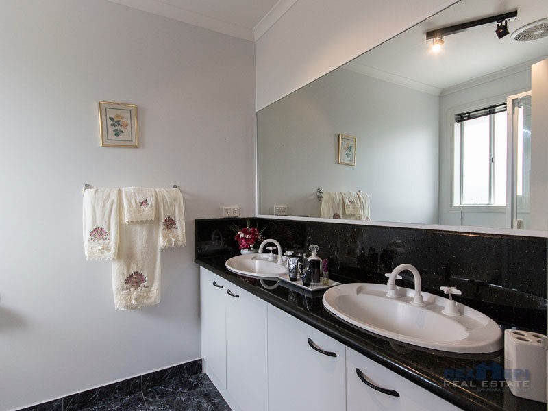 8 Walcott Place, Narre Warren South VIC 3805