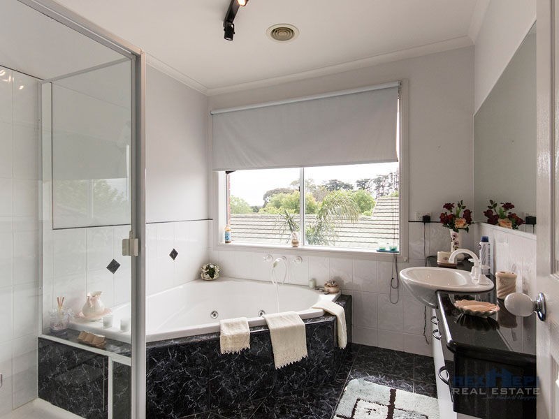 8 Walcott Place, Narre Warren South VIC 3805