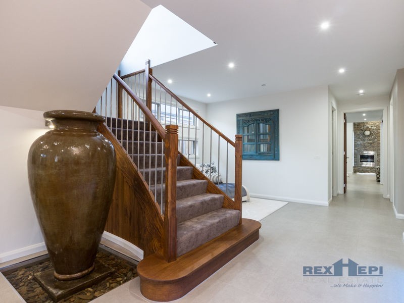 5 Mickleham Drive, Cranbourne North VIC 3977