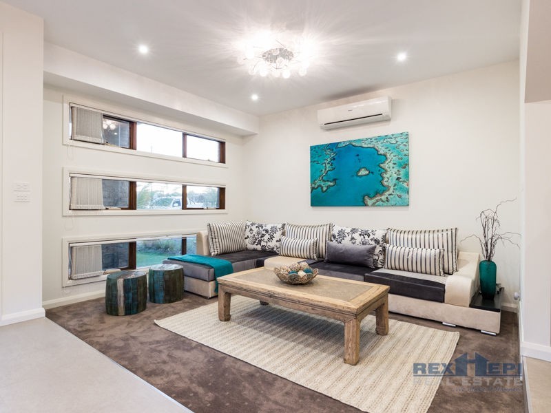 5 Mickleham Drive, Cranbourne North VIC 3977