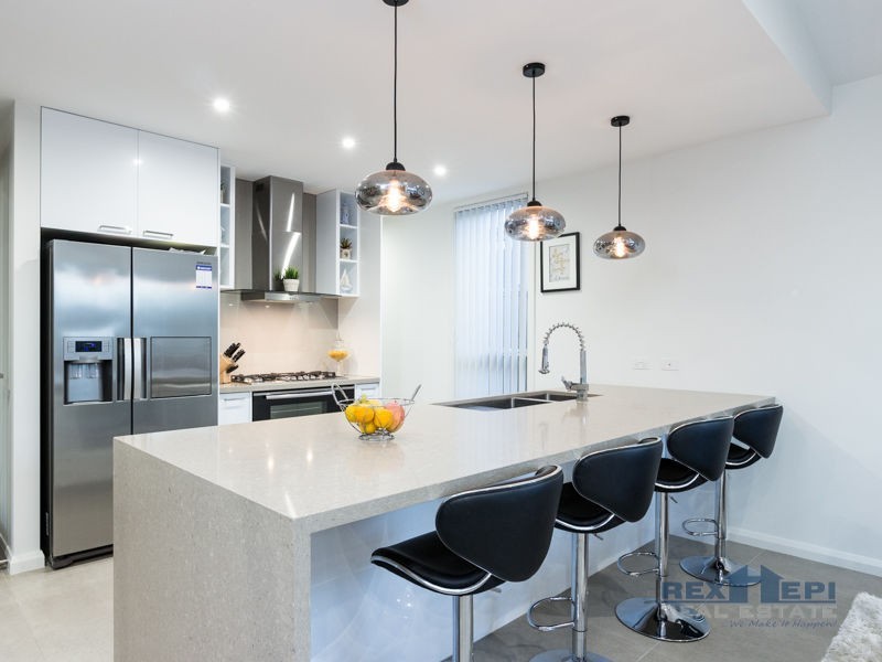 5 Mickleham Drive, Cranbourne North VIC 3977