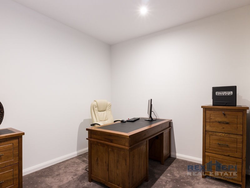 5 Mickleham Drive, Cranbourne North VIC 3977