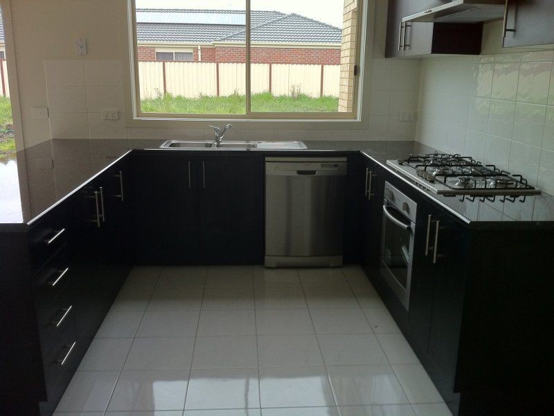 18 Kirwan Drive, Cranbourne East VIC 3977