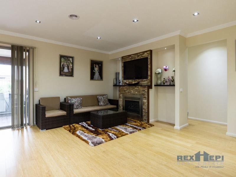 2 Chedword Road, Cranbourne North VIC 3977