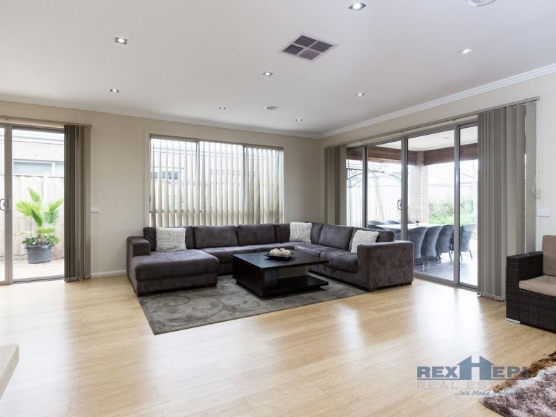 2 Chedword Road, Cranbourne North VIC 3977