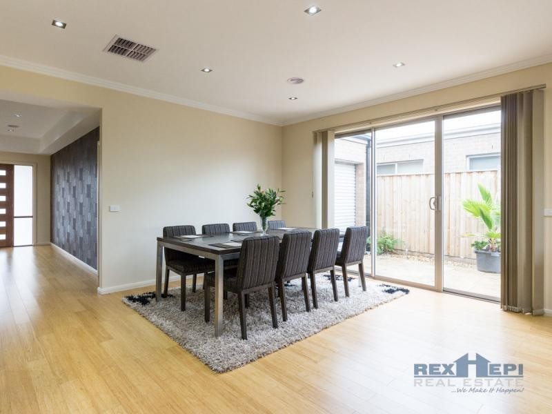 2 Chedword Road, Cranbourne North VIC 3977