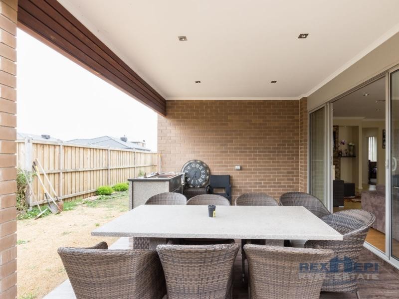 2 Chedword Road, Cranbourne North VIC 3977