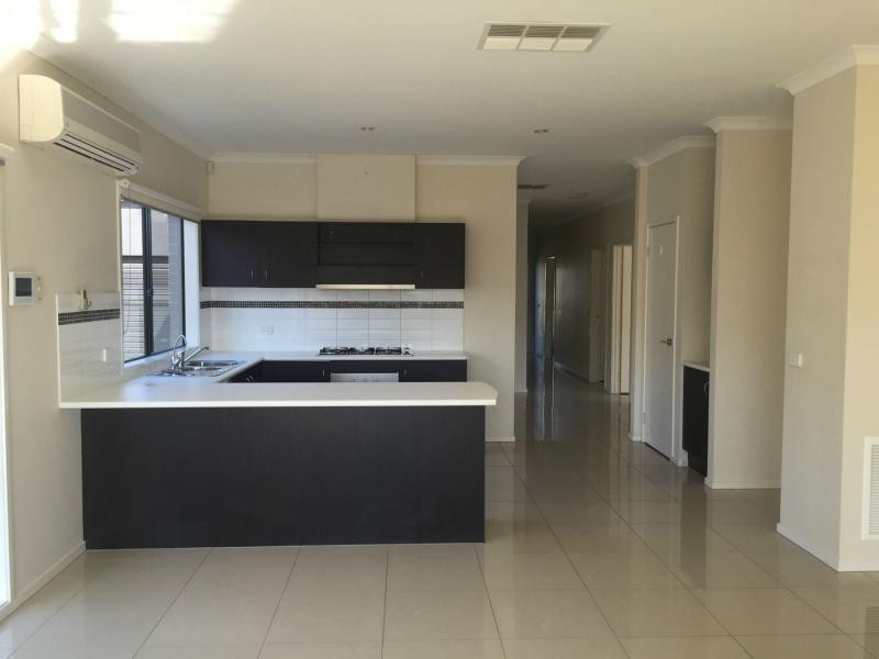 10 Boland Drive, Lyndhurst VIC 3975