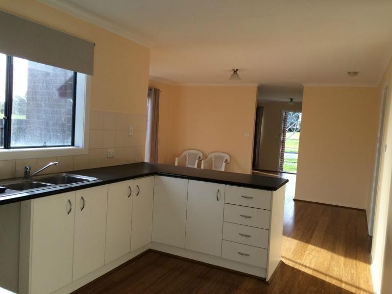 19 Calais Circuit, Cranbourne West VIC 3977
