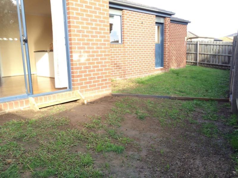 19 Calais Circuit, Cranbourne West VIC 3977