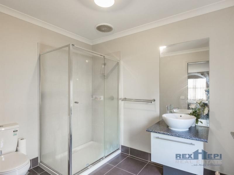9 Waterloo Road, Cranbourne East VIC 3977