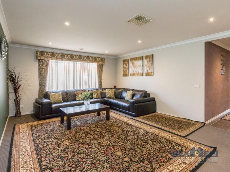 9 Waterloo Road, Cranbourne East VIC 3977