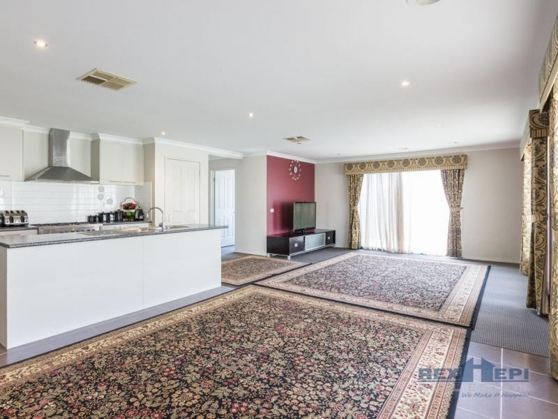 9 Waterloo Road, Cranbourne East VIC 3977