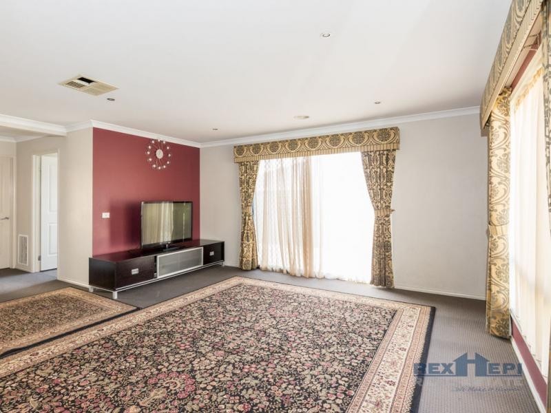 9 Waterloo Road, Cranbourne East VIC 3977