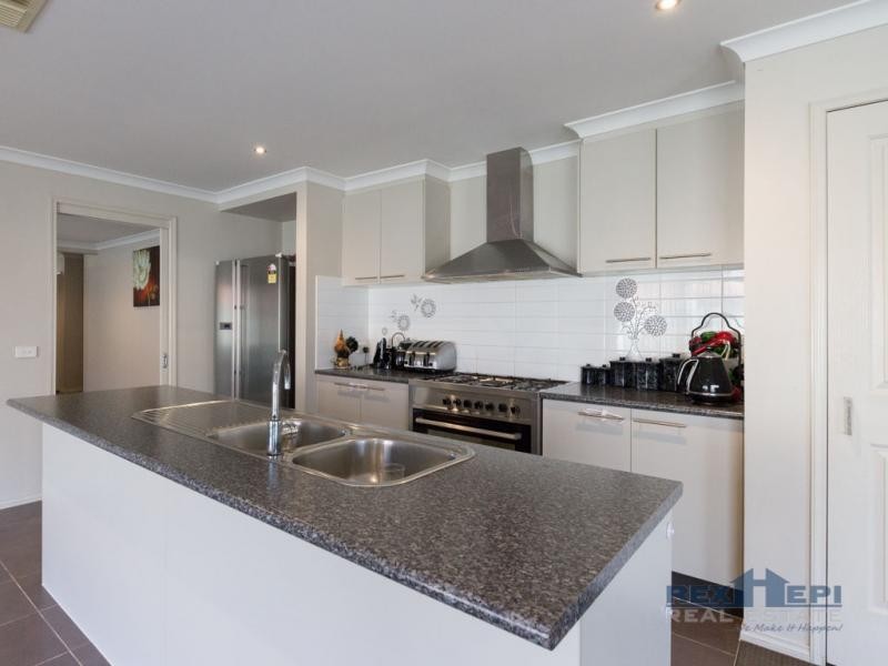 9 Waterloo Road, Cranbourne East VIC 3977