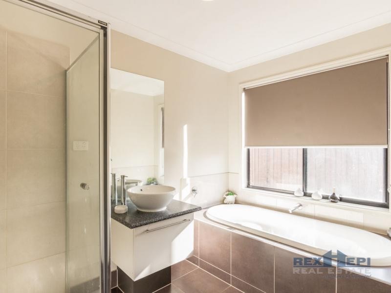 9 Waterloo Road, Cranbourne East VIC 3977