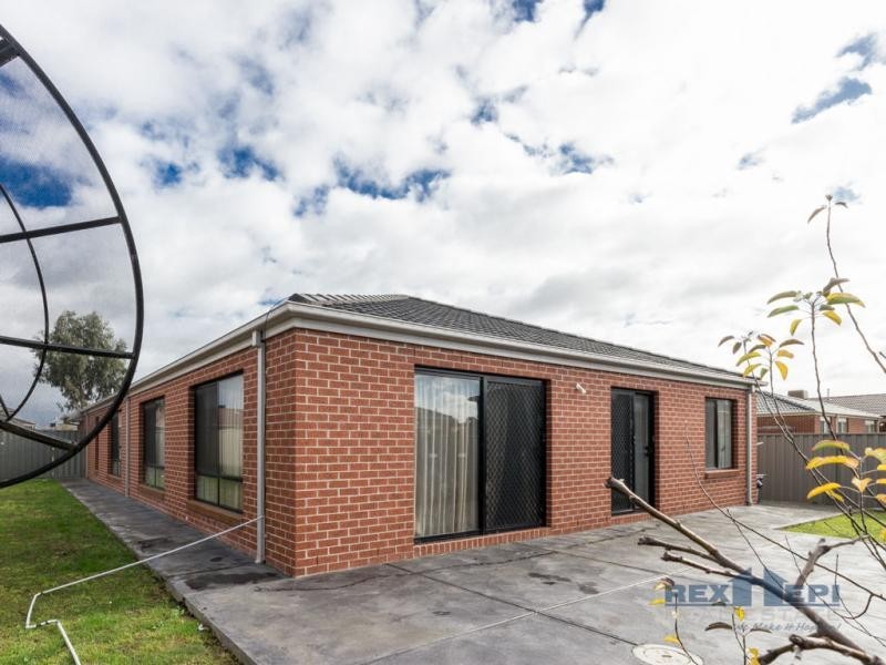 9 Waterloo Road, Cranbourne East VIC 3977