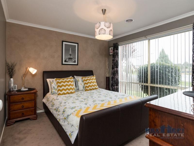 32 Manatoka Crescent, Hampton Park VIC 3976