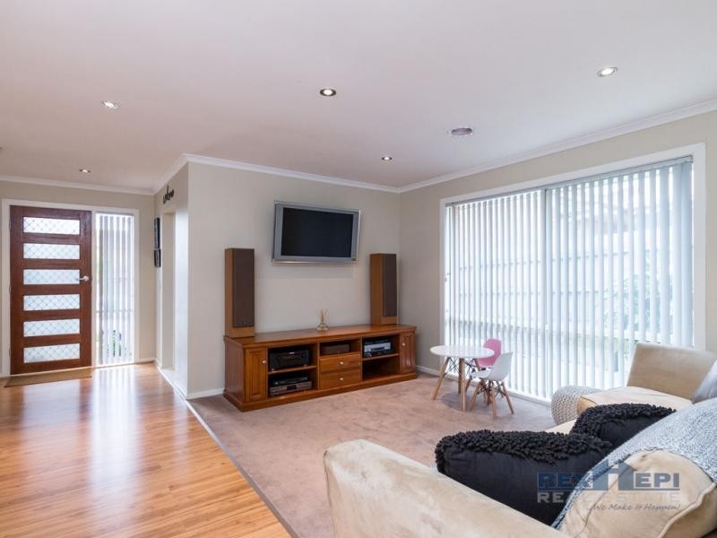 32 Manatoka Crescent, Hampton Park VIC 3976