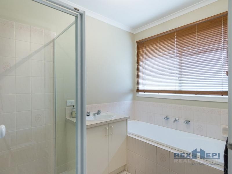 32 Manatoka Crescent, Hampton Park VIC 3976