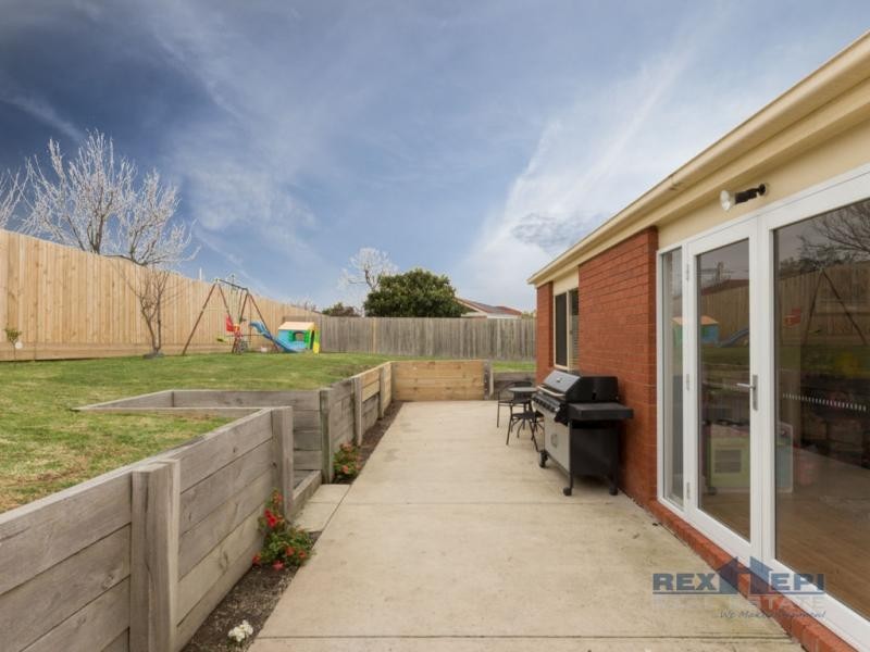 32 Manatoka Crescent, Hampton Park VIC 3976