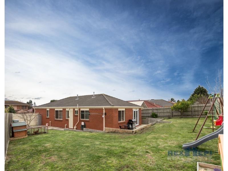 32 Manatoka Crescent, Hampton Park VIC 3976