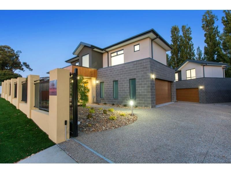 1/2 Harkaway Road, Berwick VIC 3806