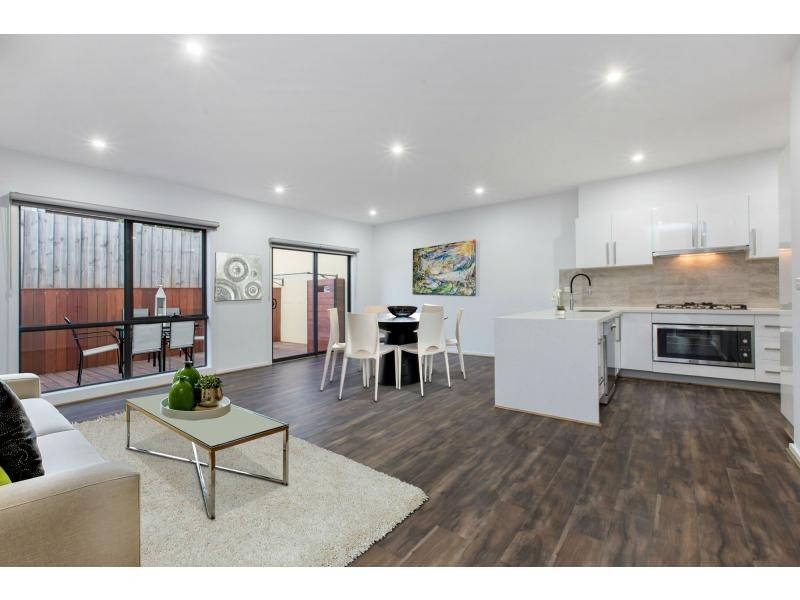 1/2 Harkaway Road, Berwick VIC 3806