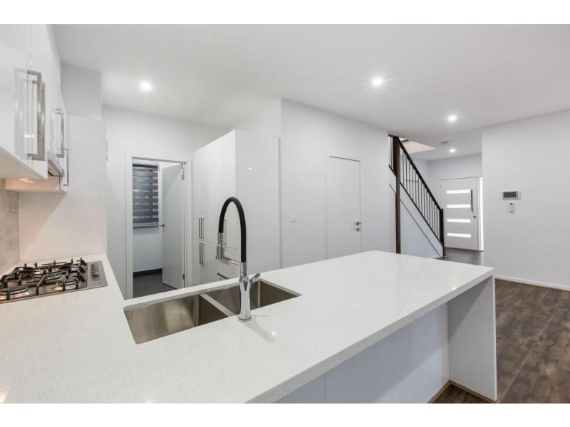 1/2 Harkaway Road, Berwick VIC 3806