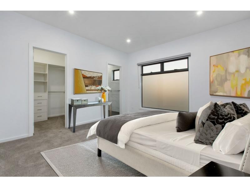 1/2 Harkaway Road, Berwick VIC 3806